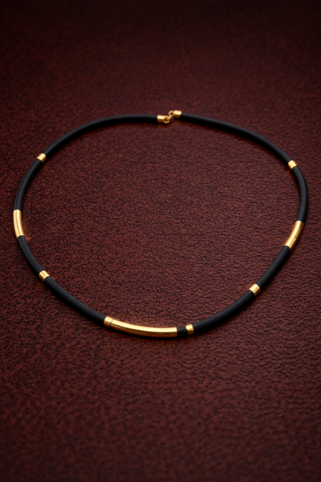 kerek kaucsuk nyakékszer arany berakással