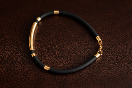 Kerek kaucsuk karkötő arany berakással